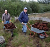 Johannes und Willi von den Vennfüchsen beim Transport der Torfstücke zum Lehrpfad im Emsdettener Venn-L. Klasing